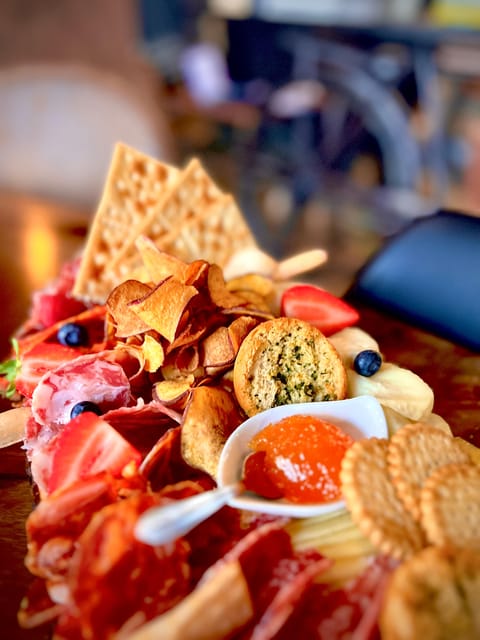 Lisbon: Premium Wine and Tapas Tasting Session - Five Portuguese regions in one room