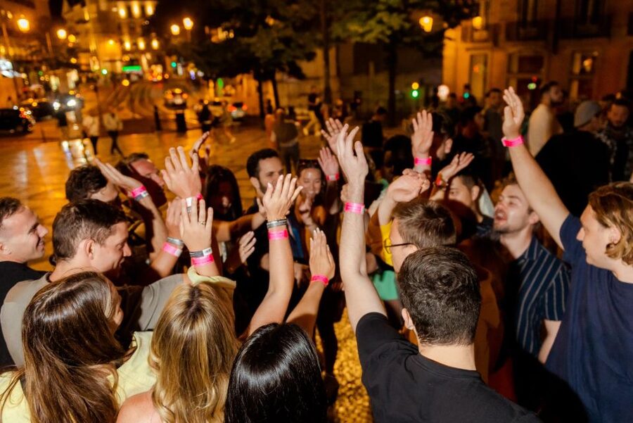 Lisbon: Pub Crawl with Open Bar, Shots & VIP Club Entry - Who will enjoy this Lisbon night out