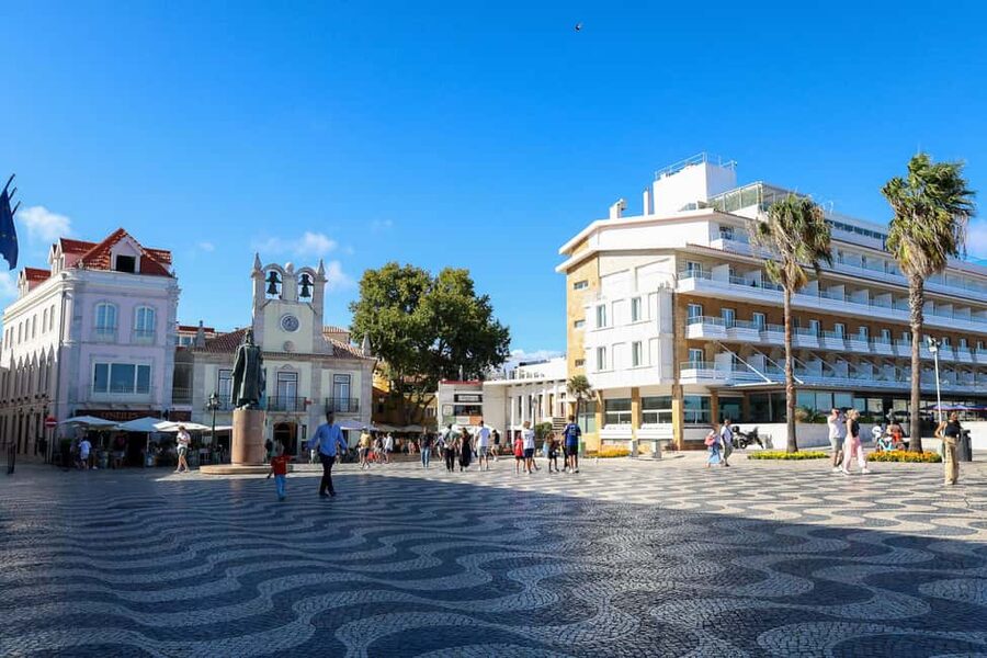 Lisbon: Sintra, Pena Palace & Wine Tasting Small-Group Tour - Cascais, marinas, and the final hour