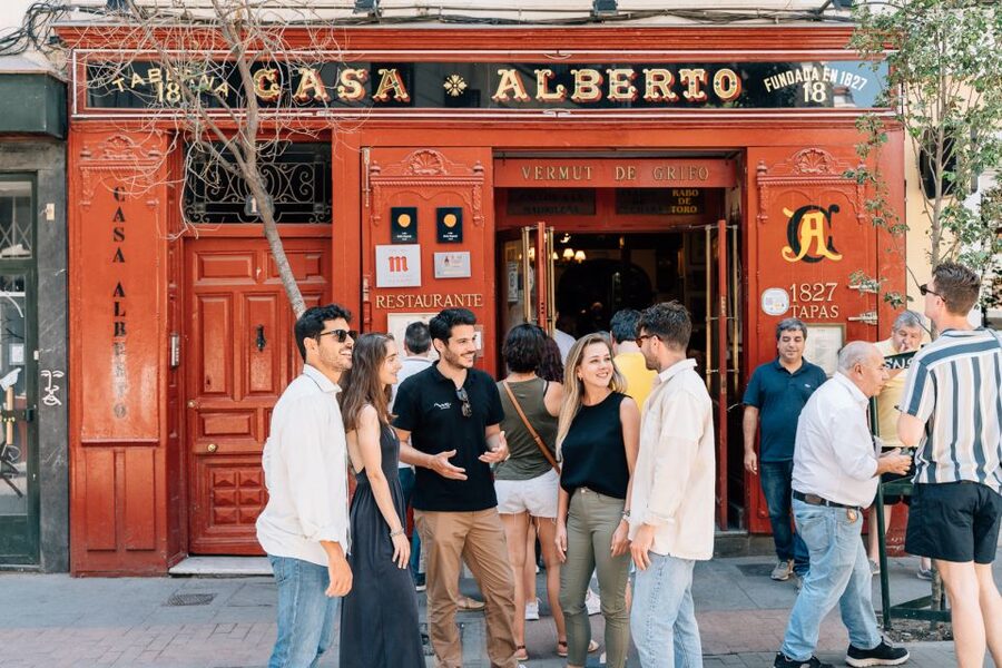 Madrid: Flamenco Show with Tapas and Wine Tour - Walking through La Latina, Plaza Mayor, and Barrio de las Letras