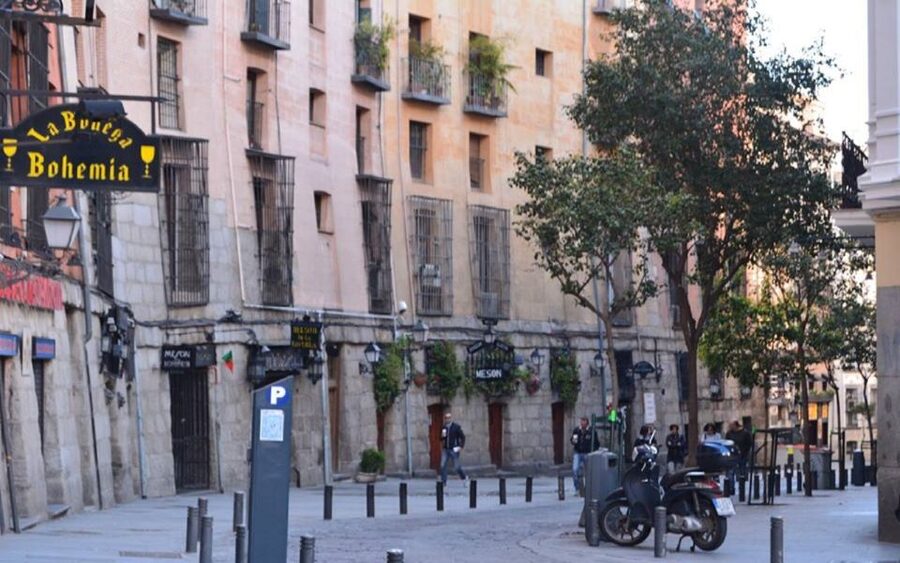 Madrid: Old Madrid Walking Food and Wine Tour - Plaza Mayor, Plaza de la Villa, and the old city