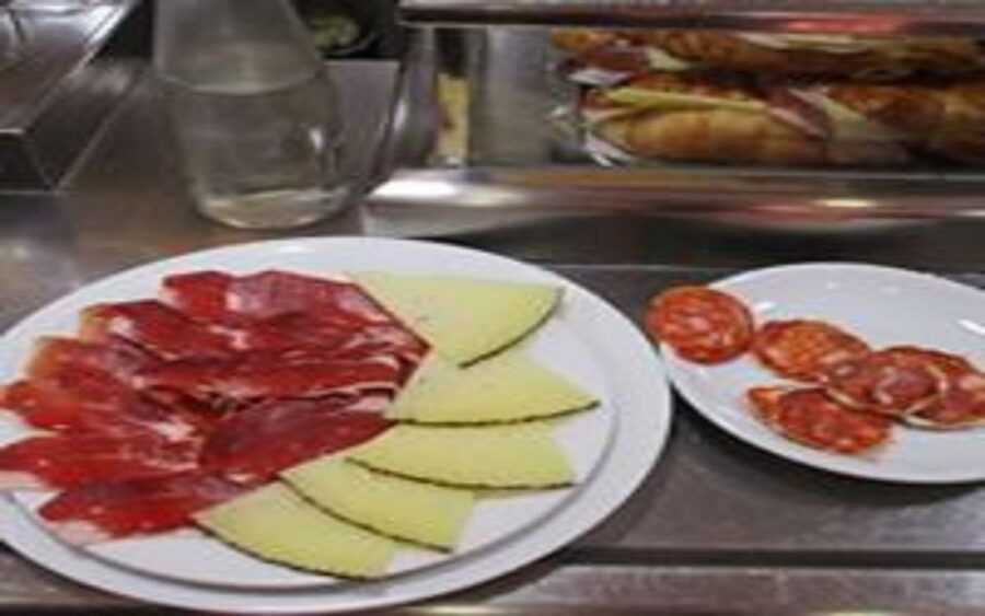 Madrid: Old Madrid Walking Food and Wine Tour - The churros and chocolate option