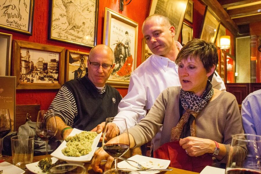 Madrid: Tapas & Wine Tasting Tour with Local Guide - Madrid de los Austrias and the final approach to Plaza Mayor