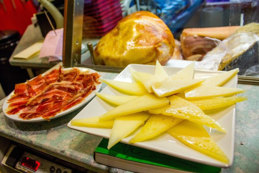 Madrid: Tapas & Wine Tasting Tour with Local Guide - The guide makes the difference