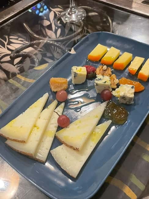 Madrid: Tapas & Wine Tour with Visit to a Rooftop - What the guides add to the evening