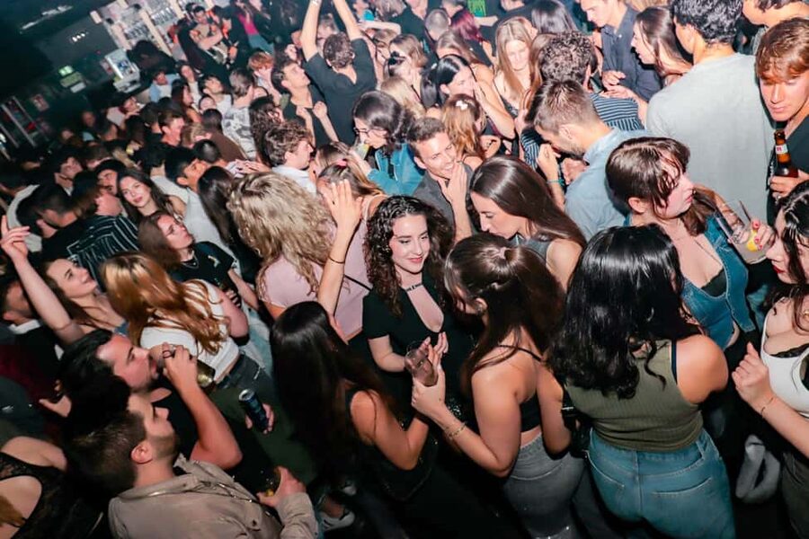 Madrid: Top Pub Crawl with Drinks and Free Nightclub Entry - Key points to know before booking