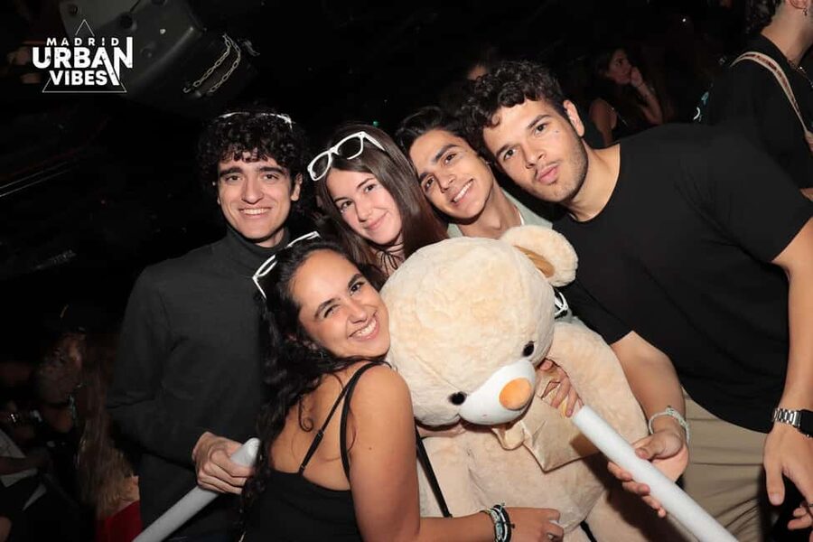 Madrid: Top Pub Crawl with Drinks and Free Nightclub Entry - Puerta del Sol to Plaza de Santa Ana