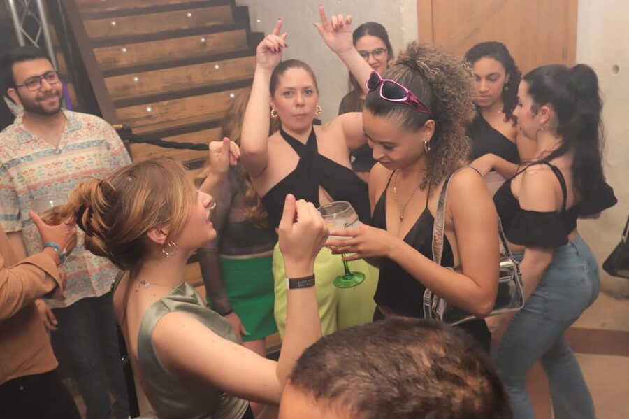 Madrid: Top Pub Crawl with Drinks and Free Nightclub Entry - What is included, and what costs extra