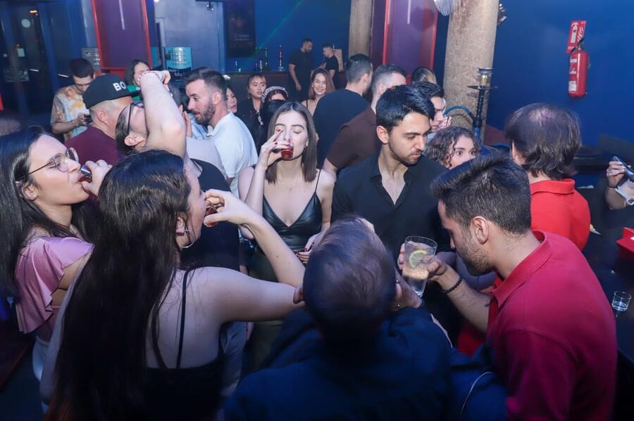 Madrid: Top Pub Crawl with Drinks and Free Nightclub Entry - Who should book this night out?