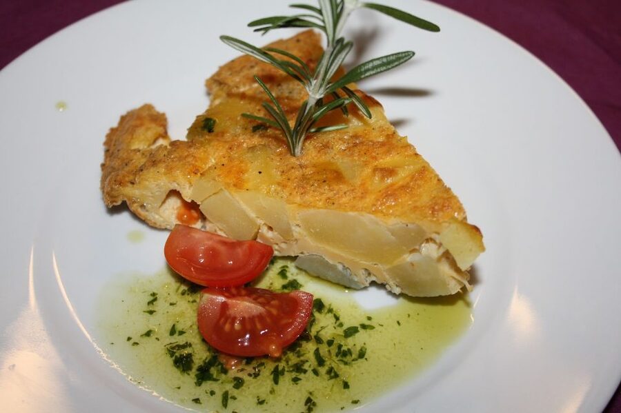 Malaga: Flamenco, Tapas, and Wine Tour - Calle Carretería and the local tavern feel