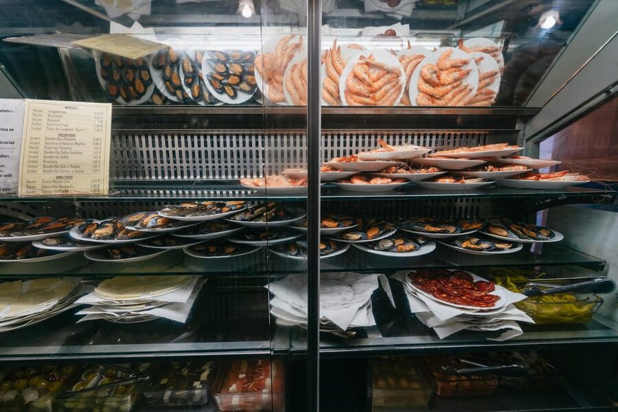 Málaga: Traditional Andalusian Tapas and Wine Tour - What the guide adds between plates