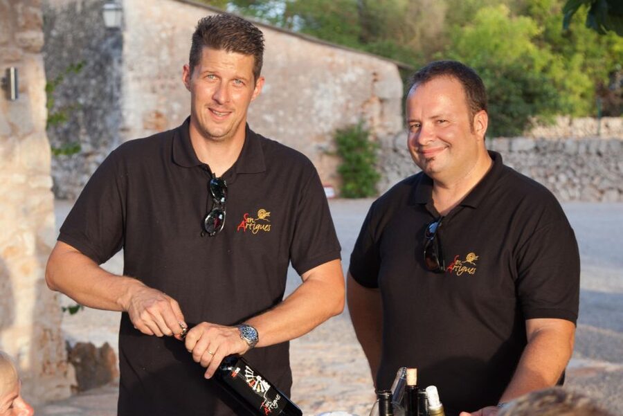 Mallorca: Private Wine Tour with Tasting and Picnic - Meeting the winemaker at the vineyard
