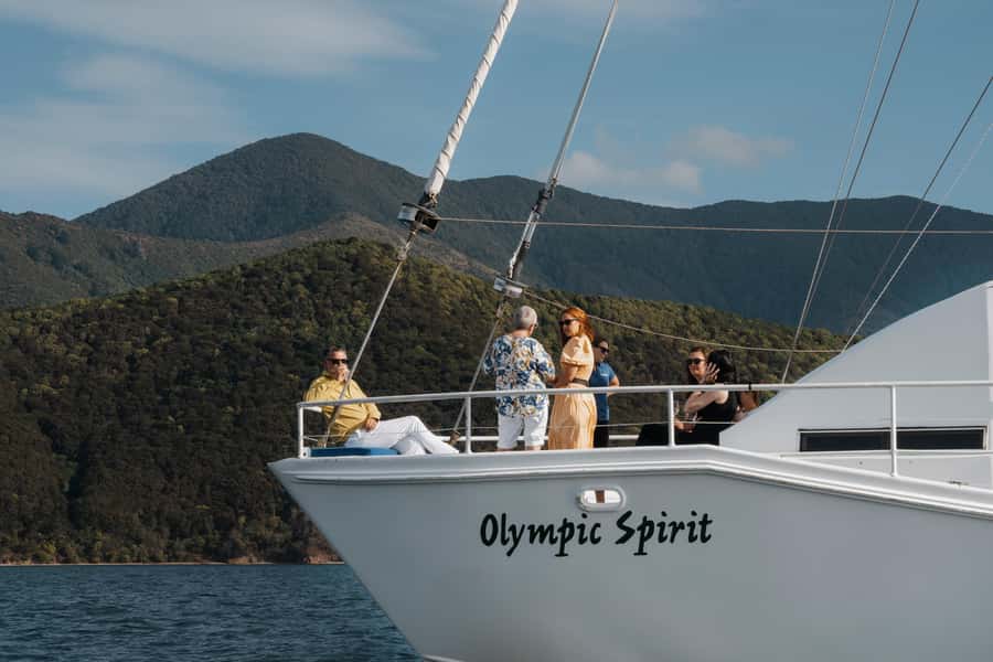 Marlborough: Full-Day Wine and Seafood Tour with Cruise - Two Marlborough wineries, two different introductions