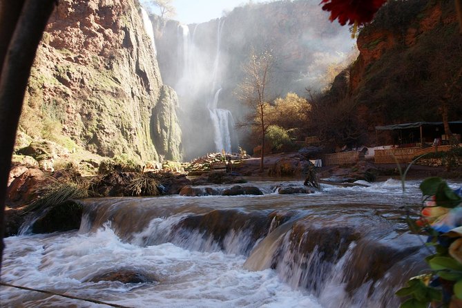 Marrakech: Ouzoud Waterfalls Guided Day Trip with Boat Ride - Reaching the rim and meeting the macaques