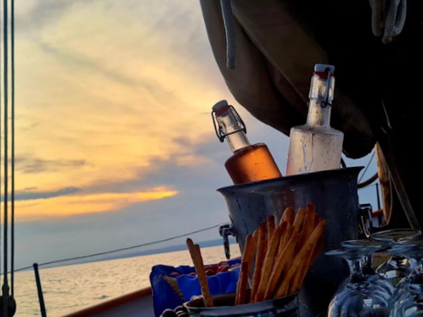 Marseille: Sunset Cruise Cocktail-Dinner in Frioul Islands - Why the Frioul Islands work so well at sunset
