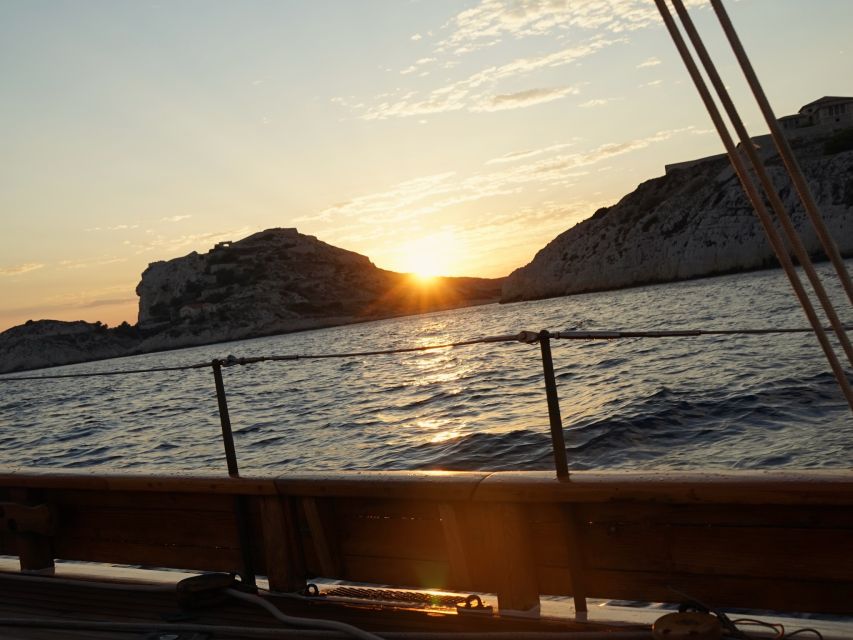 Marseille: Sunset Cruise Cocktail-Dinner in Frioul Islands - The return to Marseille after dark