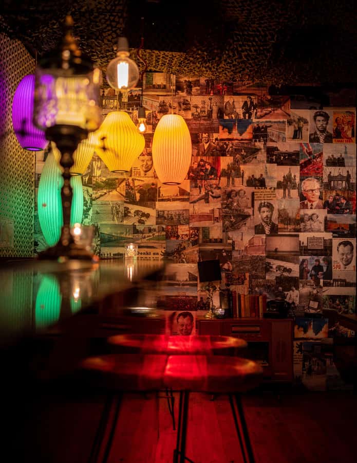 Melbourne: Hidden Bar and Cocktail Tour - Meeting the guide outside the bank