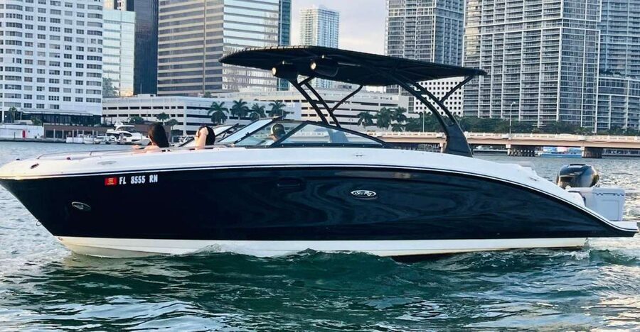 Miami: Guided Boat Tour with Champagne - Bayside and the chain of Miami islands