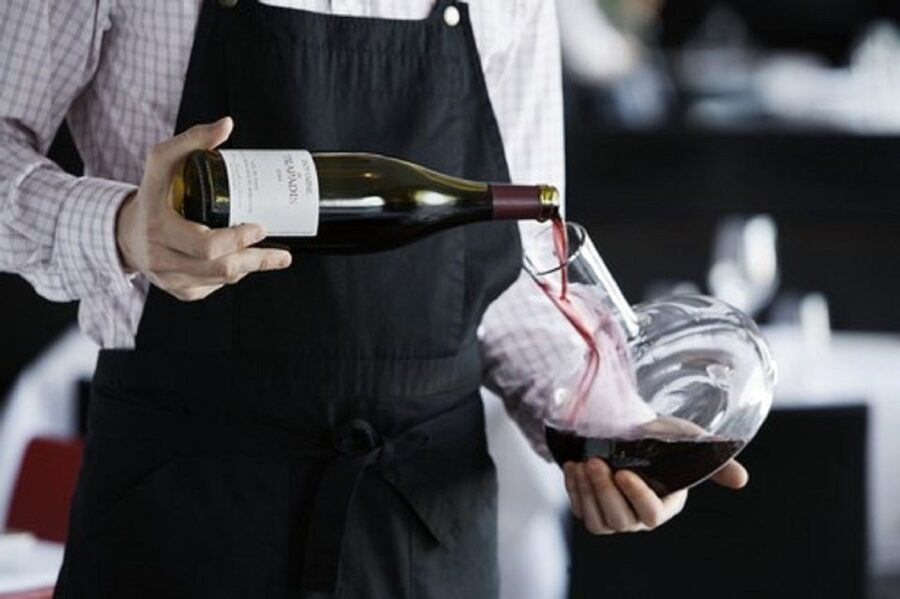 Milan: Wine Tasting Experience in the City Centre - Three Italian wines, three different lessons