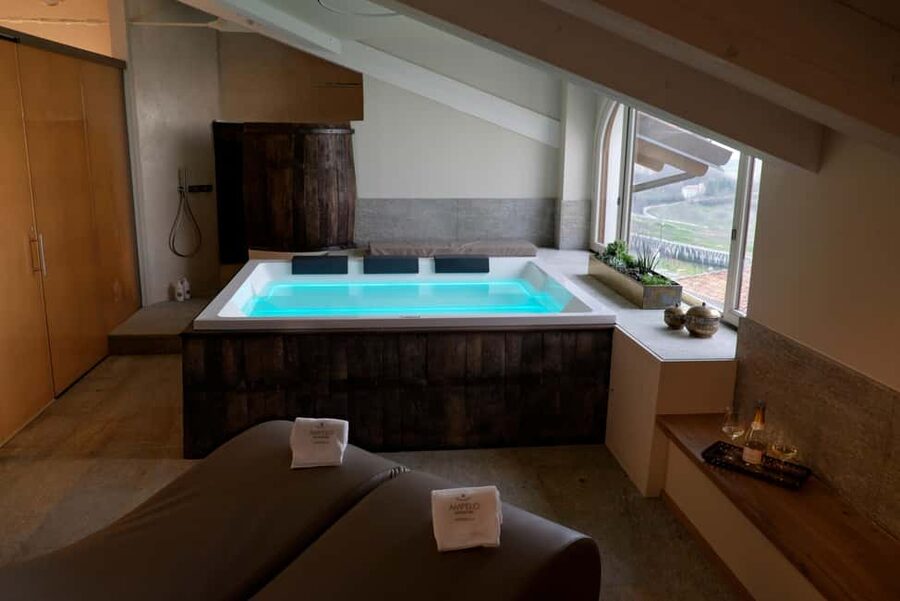 Monforte d'Alba: Jacuzzi Ritual with Wine Tasting - A Relaxing Start Above Monforte dAlba