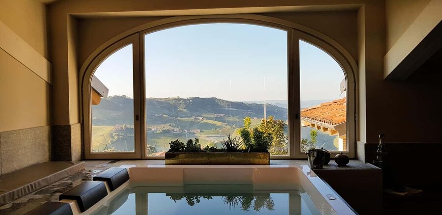 Monforte d'Alba: Jacuzzi Ritual with Wine Tasting - One Hour in the Panoramic Jacuzzi