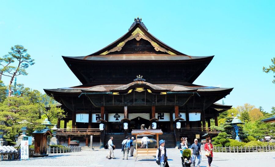 Nagano: Snow Monkeys, Zenkoji Temple & Sake Day Trip - Walking through Zenkoji Temple