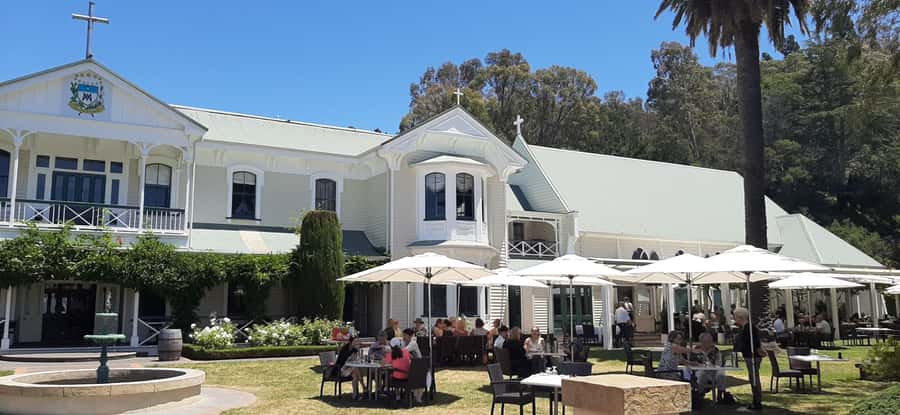 Napier: Afternoon Winery Tour Tasting at 3 Great Wineries - Oak Avenue adds an old colonial detail