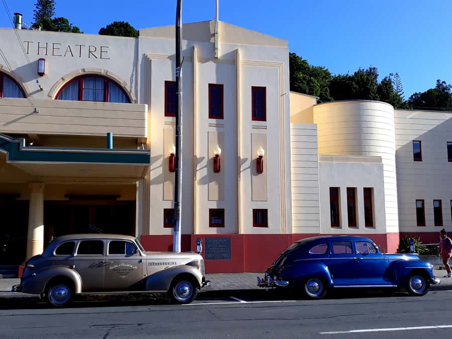 Napier: Art-Deco + Te Mata Peak+ Garden Walk + Wine Tasting - A private garden with Bay views