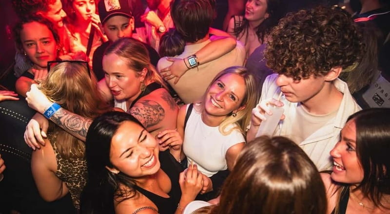 Nice: Bar/Pub Crawl with Free Shots and VIP Entry - The first bar: breaking the ice with free shots