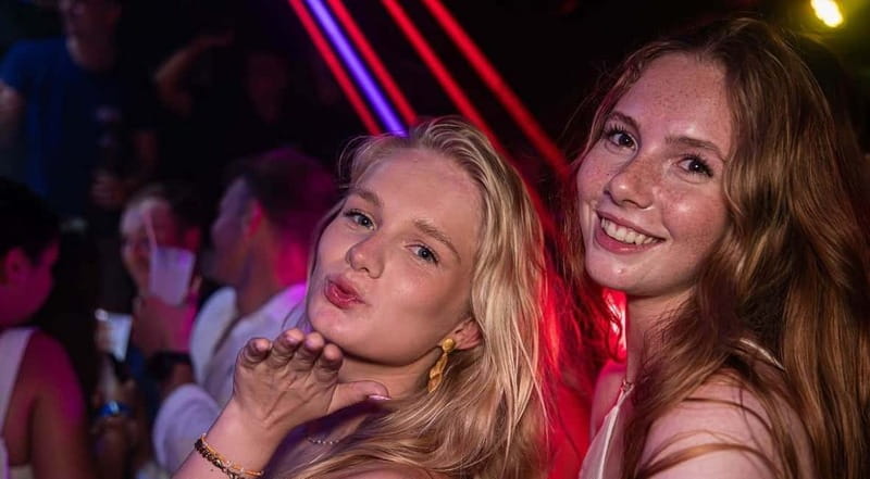 Nice: Bar/Pub Crawl with Free Shots and VIP Entry - Dress, ID, and practical rules