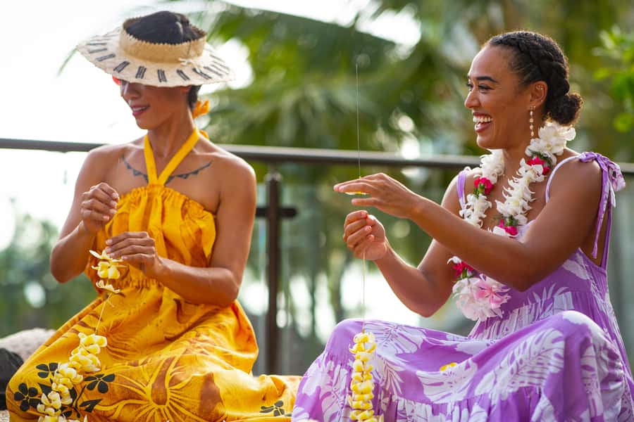 Oʻahu: Nā Lei Aloha Lūʻau & Dinner or Cocktail Show Option - The lei greeting and welcome drink