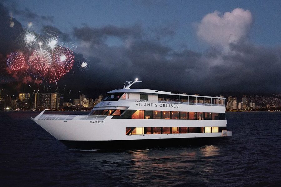 Oahu: Friday Night Fireworks Cocktail Cruise - Twilight views along Honolulu and Waikiki