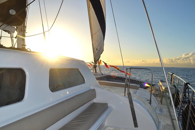 Oahu's Waikiki Coast: Moana’s Sunset Cocktail Sail - Drinks, service, and the barefoot boat routine