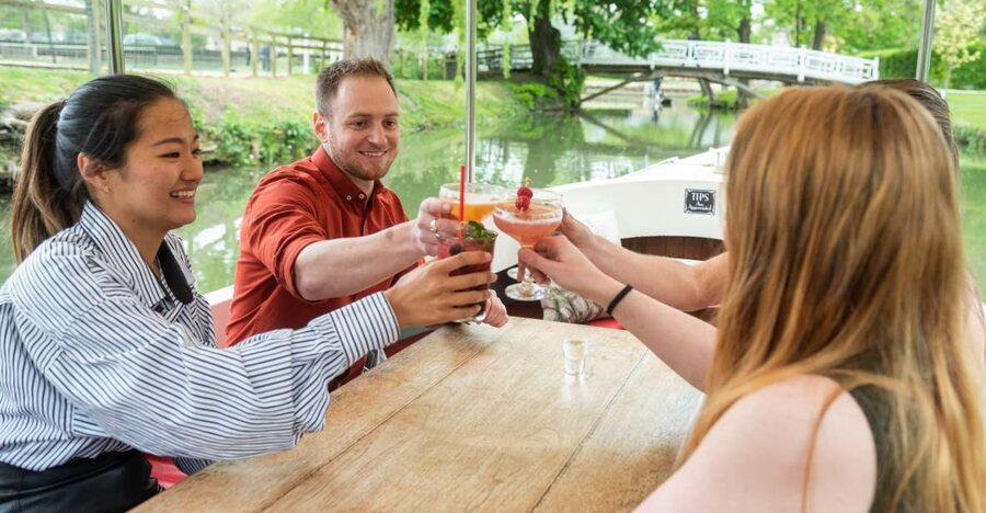 Oxford: Evening Sightseeing River Cruise with a Cocktail - A calm ride along the university regatta course