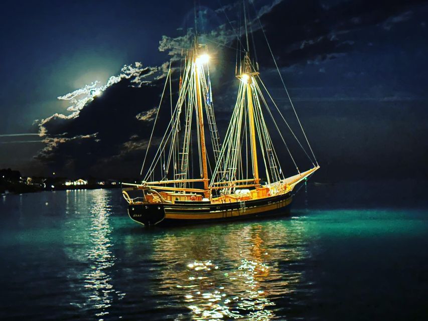 Palamós: Sunset Boat Tour with Glass of Cava - La Fosca, El Castell, and Cap Roig From the Water