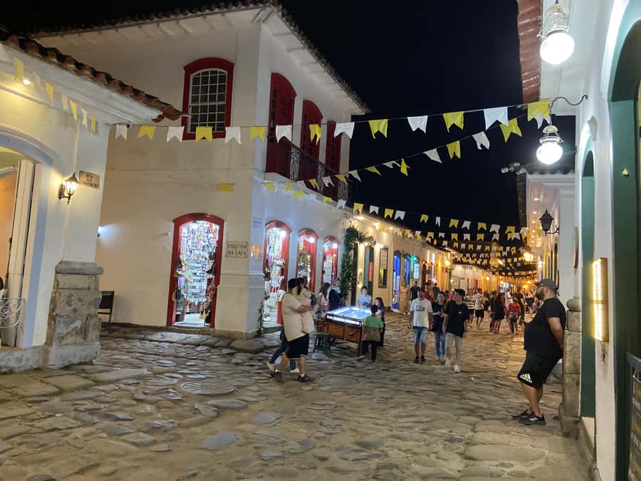 Paraty: Historic Centre Walking Tour & Cachaça Tasting - Guide quality and language choices