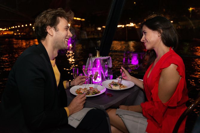 Paris 3-Courses Gourmet Dinner Seine River Cruise with Champagne - Music helps, commentary does not exist