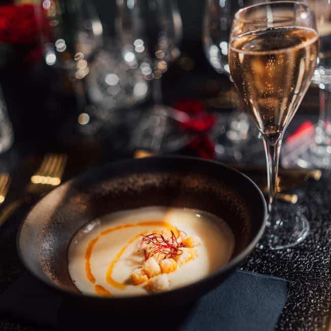 Paris: Bus Toqué Tour with 5-Course Dinner and Champagne - Eiffel Tower views and the best photo opportunities