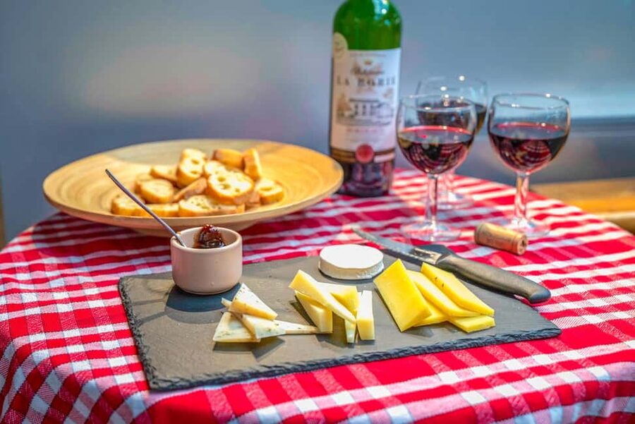 Paris: Champagne and Oysters Food Tour - A Paris favorite with a Middle Eastern accent