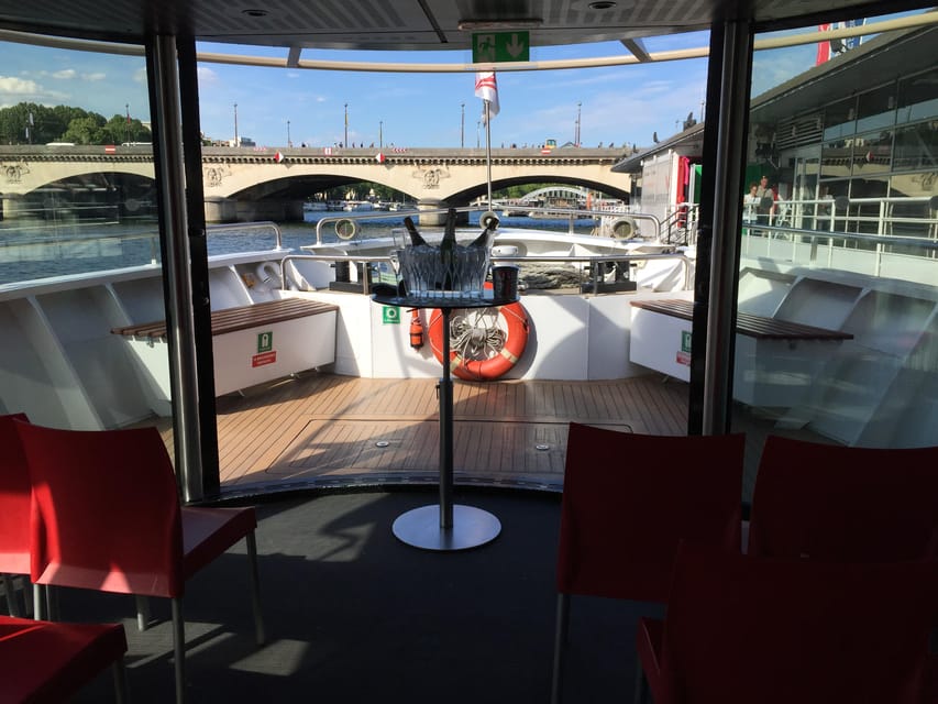 Paris: Champagne Tasting Cruise Departure from Eiffel Tower - Why the one-hour length is both good and limiting