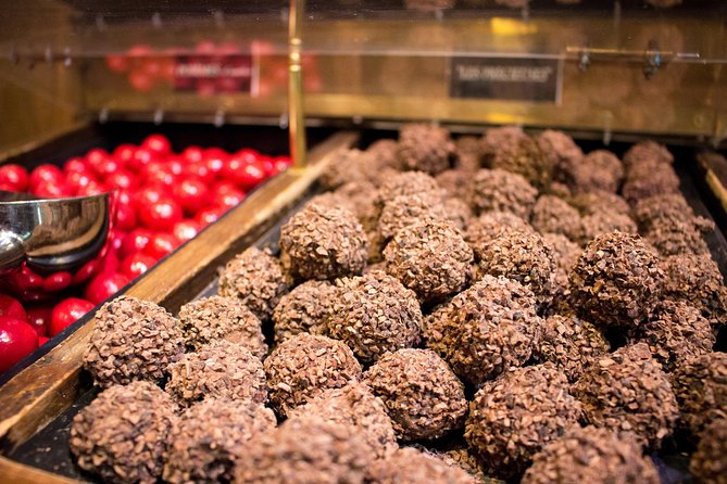 Paris French Sweets Tasting Tour with Pastries and Chocolates - The Marais: shopping streets with a stronger history angle