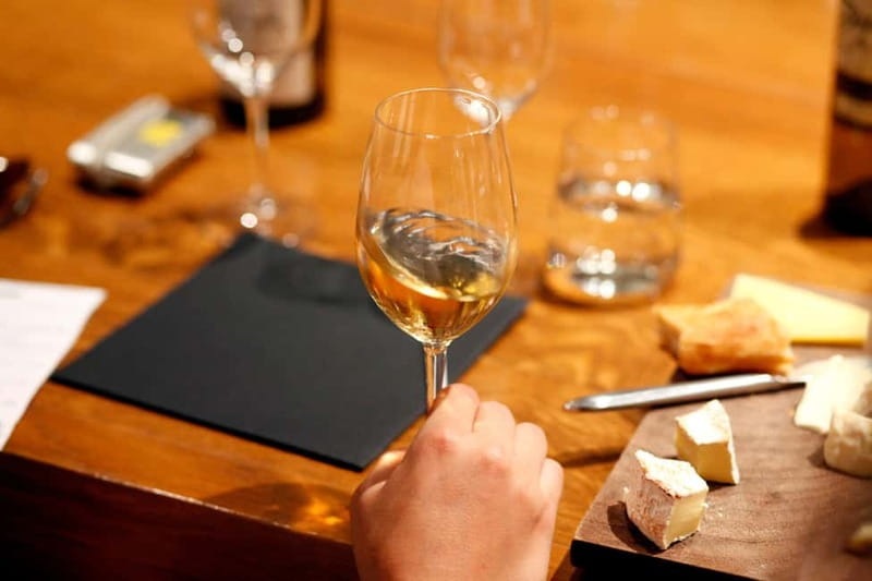 Paris: French Wine Tasting Class with Sommelier - A French wine lesson that starts with the glass