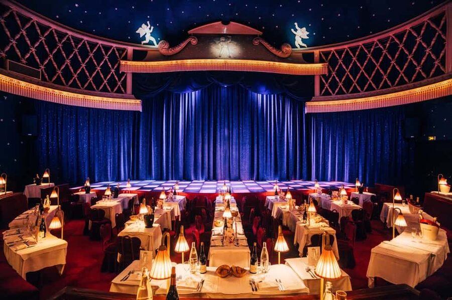 Paris: La Nouvelle Eve Cabaret Show with Champagne - Arriving in Montmartre for a Belle Epoque evening