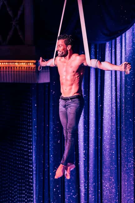 Paris: La Nouvelle Eve Cabaret Show with Champagne - What happens during the 90-minute show