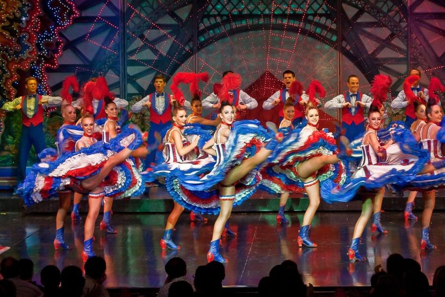 Paris: Moulin Rouge Cabaret Show Ticket with Champagne - Champagne and the evening atmosphere
