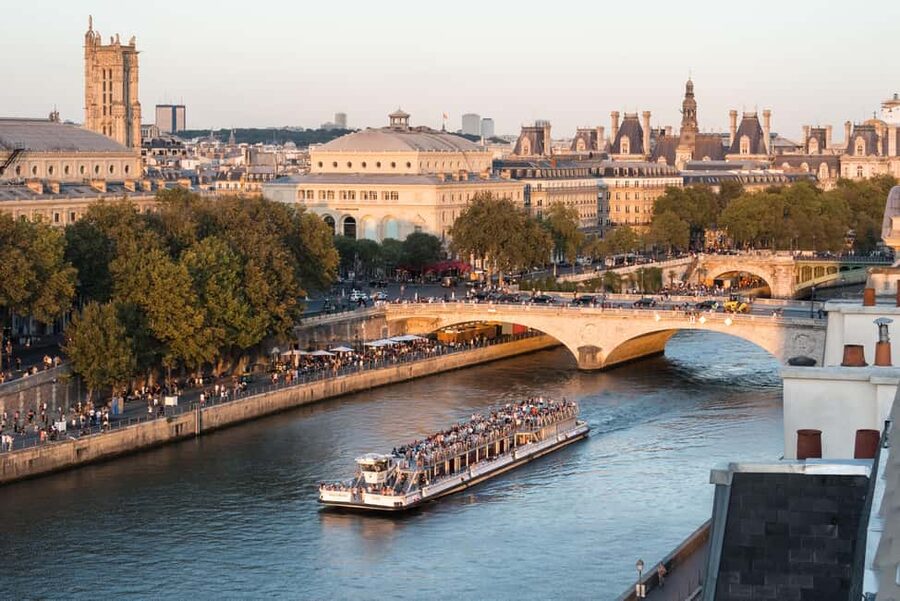 Paris : Scenic Cruise on the Seine River with Champagne - Boats, seating, and accessibility
