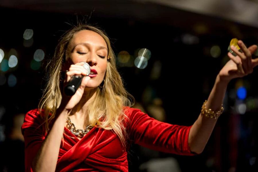 Paris: Seine River Champagne Dinner Cruise with Live Music - What the 90-minute to two-hour cruise feels like