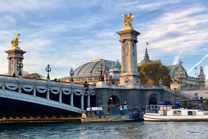 Paris Seine River Champagne Tasting Cruise - What happens at 6:30 pm near the Eiffel Tower
