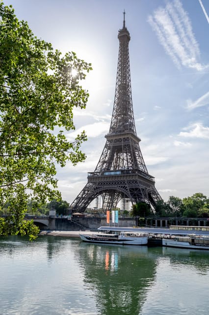 Paris: Seine River Cruise with Champagne from Eiffel Tower - How good is the live commentary?