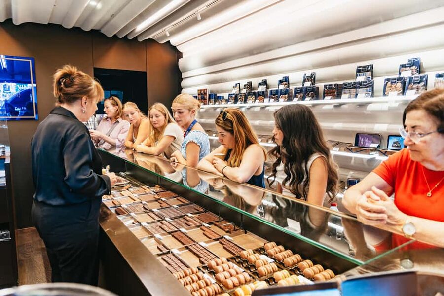Paris: Walking Food Tour with Cheese, Wine and Delicacies - The guides are the heart of the experience